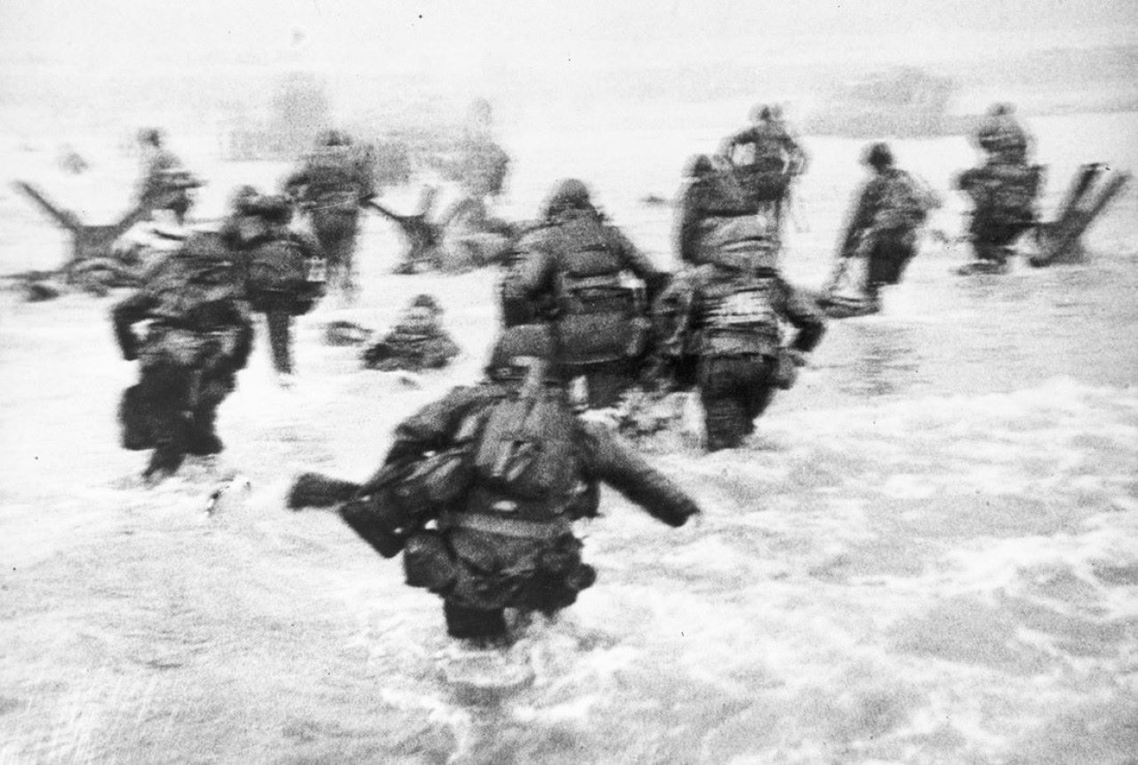 This picture shows the following artwork: Robert Capa (i.e. Endre Ernő Friedmann). Die Landung, Omaha Beach, Colleville-sur-Mer, 6. Juni 1944.