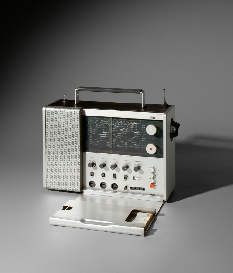 Auf diesem Bild ist das folgende Kunstwerk zu sehen: Dieter Rams. Weltempfänger T 1000 in Aluminium. 1963.