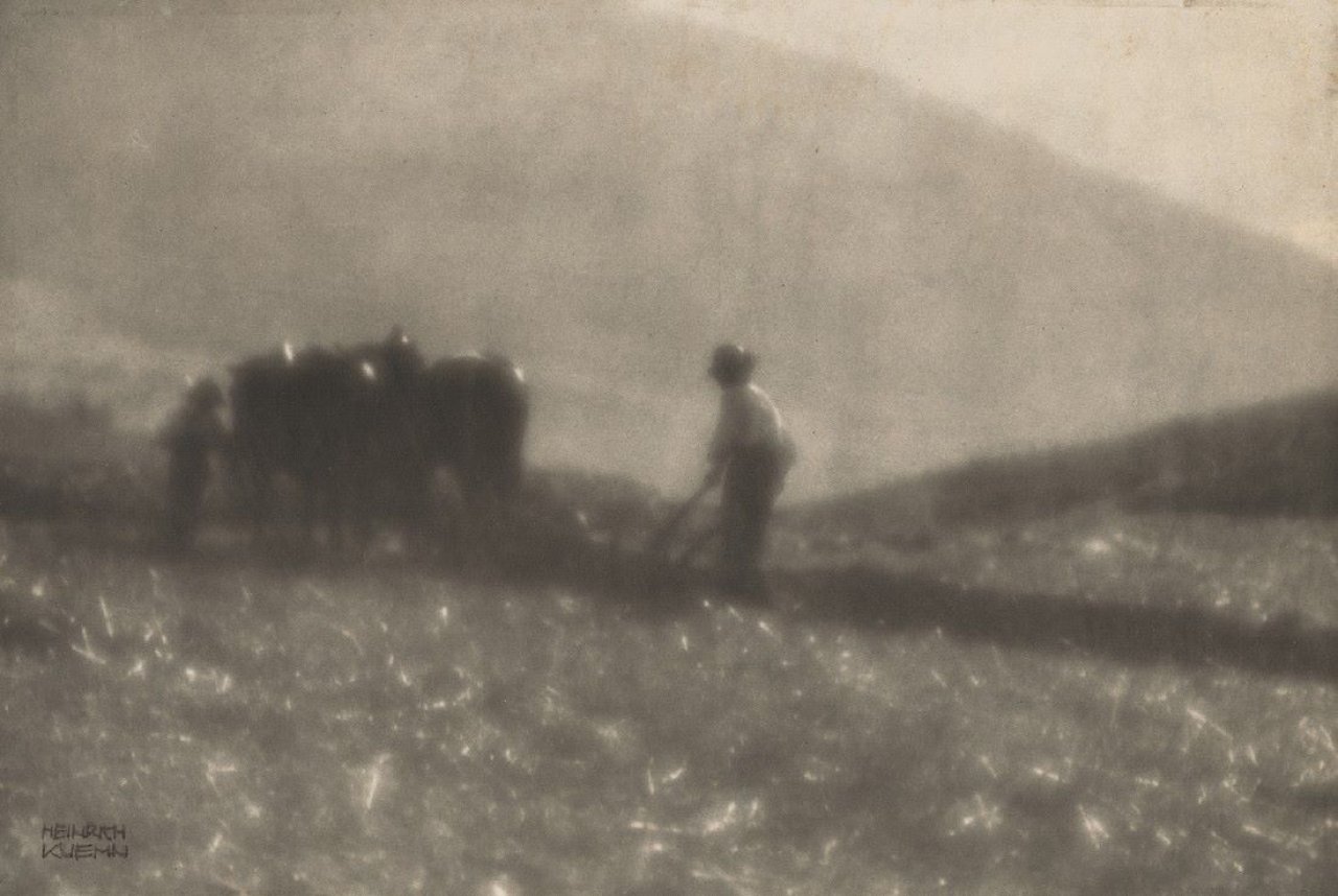 This picture shows the following artwork: Heinrich Kühn. Pflügender Bauer. Um 1904.