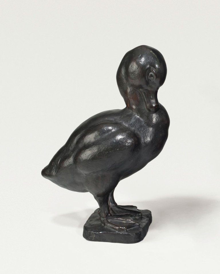 This picture shows the following artwork: August Gaul. „Junger Schwan, sich putzend“. 1920.