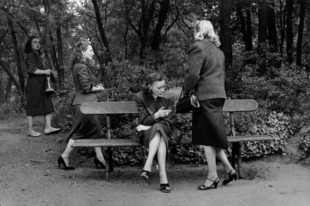 This picture shows the following artwork: Frank Horvat. „Paris Prostitutes in Bois de Boulogne“. 1956.
