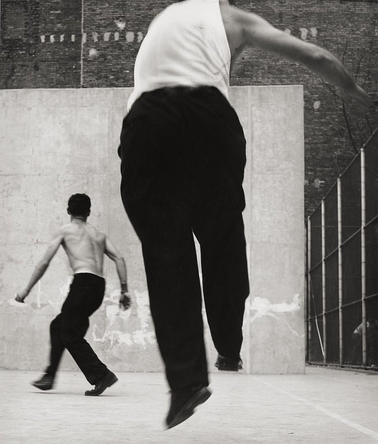 Auf diesem Bild ist das folgende Kunstwerk zu sehen: Leon Levinstein. Handball Players, Houston Street, New York. Um 1969.