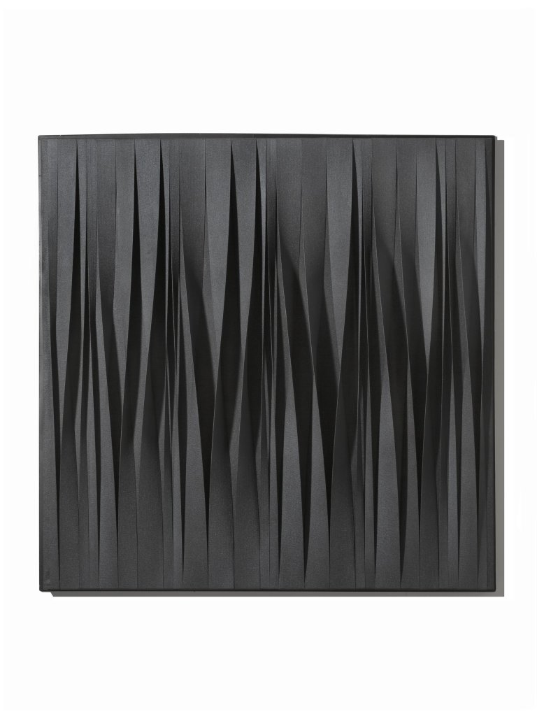 Auf diesem Bild ist das folgende Kunstwerk zu sehen: Pino Manos. „SINCRONICO NERO IN DIVENIRE“. 2015.
