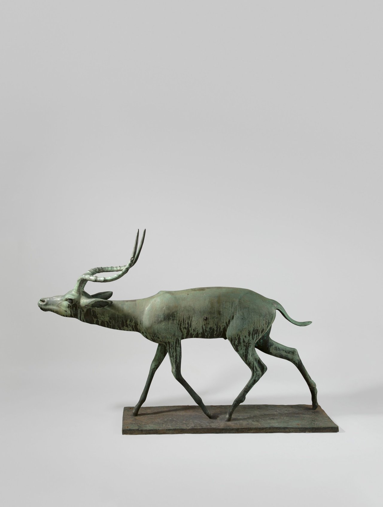 Auf diesem Bild ist das folgende Kunstwerk zu sehen: Fritz Behn. Schreitende Impala-Gazelle. Um 1932.