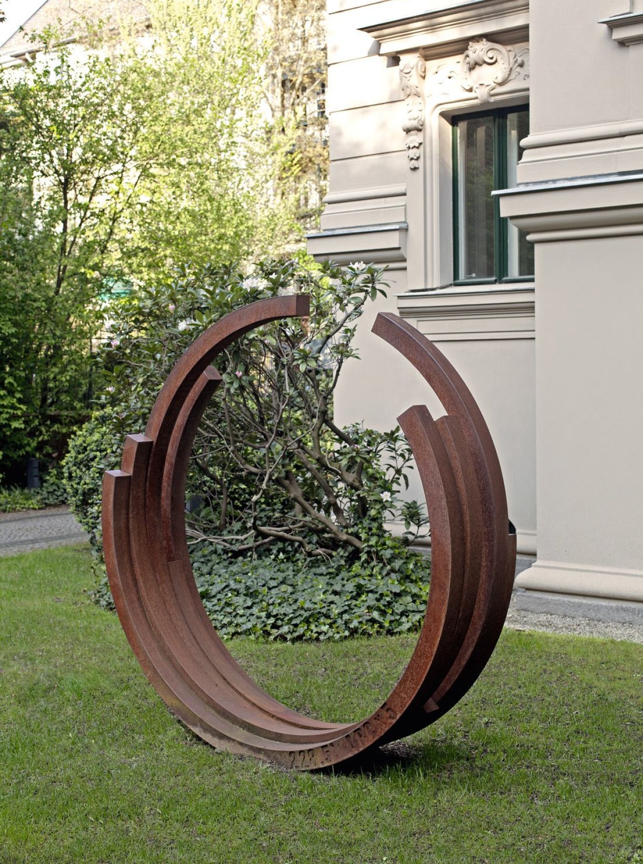 Auf diesem Bild ist das folgende Kunstwerk zu sehen: Bernar Venet. „228,5˚ ARC x 5“.
