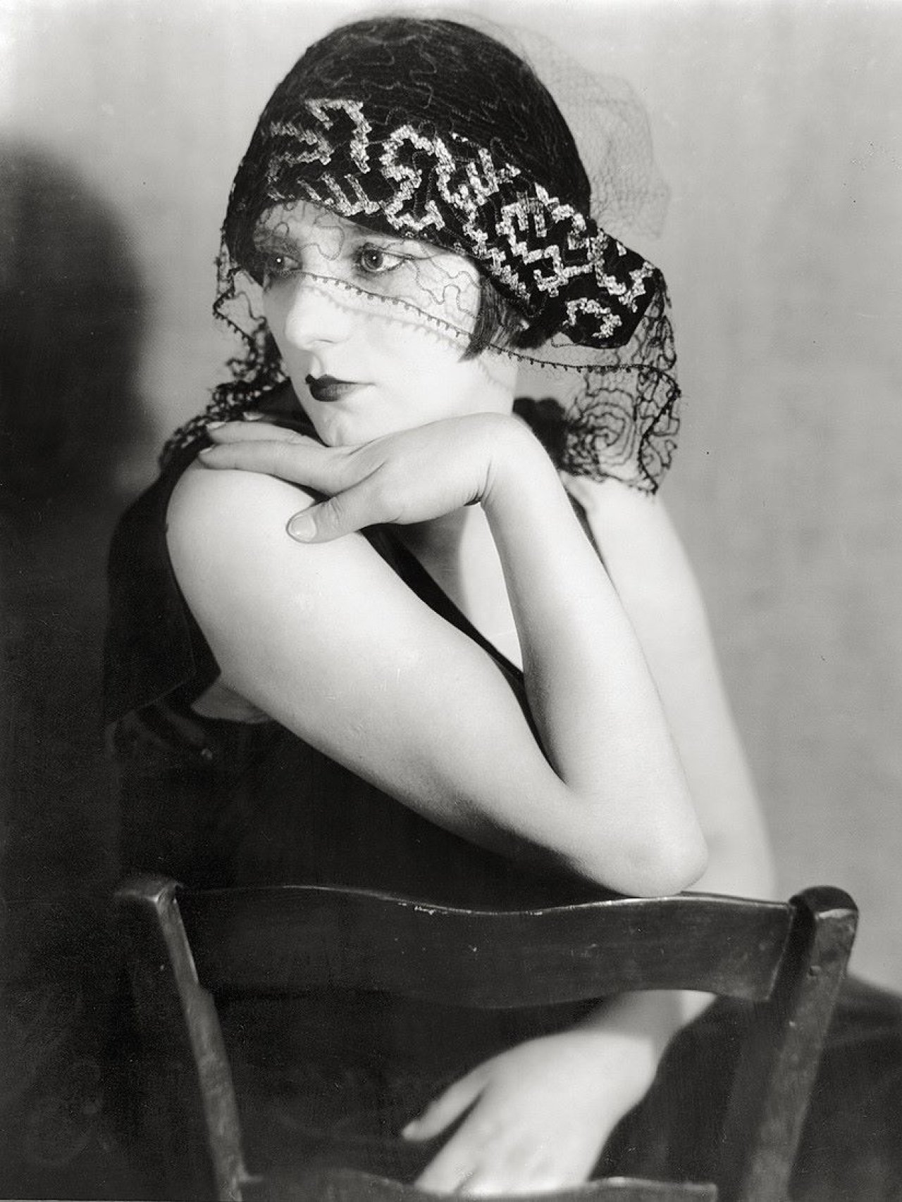 This picture shows the following artwork:  Man Ray. Kiki de Montparnasse. 1922.