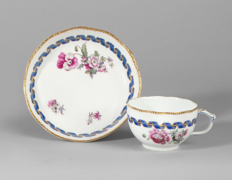 Auf diesem Bild ist das folgende Kunstwerk zu sehen:  KPM Königliche Porzellan-Manufaktur Berlin. Tasse und Untertasse Ozier mit farbigen Blumen, blauem Band um goldenen Reifen. Um 1780 und 1913.