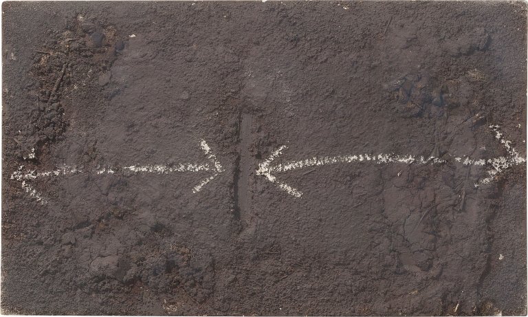 Auf diesem Bild ist das folgende Kunstwerk zu sehen: Antoni Tàpies. „Symmetrical Arrows“. 1969.