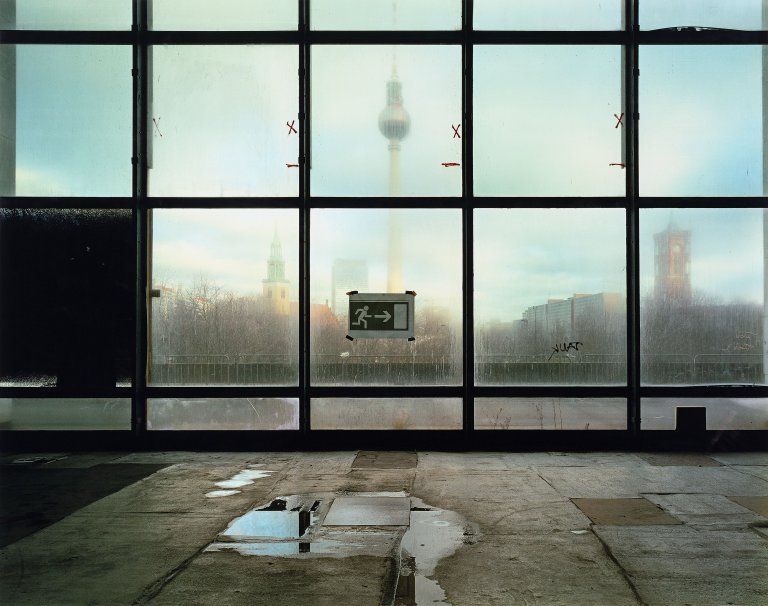 Auf diesem Bild ist das folgende Kunstwerk zu sehen: Harf Zimmermann. Palast der Republik, Berlin. 2005.
