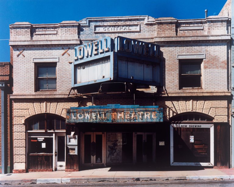 Auf diesem Bild ist das folgende Kunstwerk zu sehen: Wim Wenders. Lowell Theatre, Arizona. 1983.