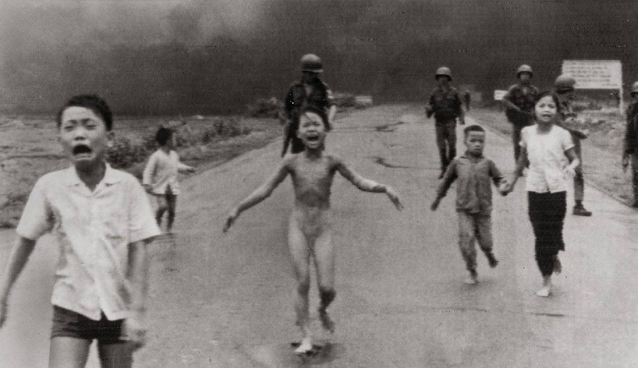 Auf diesem Bild ist das folgende Kunstwerk zu sehen: Nick Ut (d.i. Ut, Huynh Cong). Children fleeing an American napalm strike, Trang Bang, June 8, 1972.