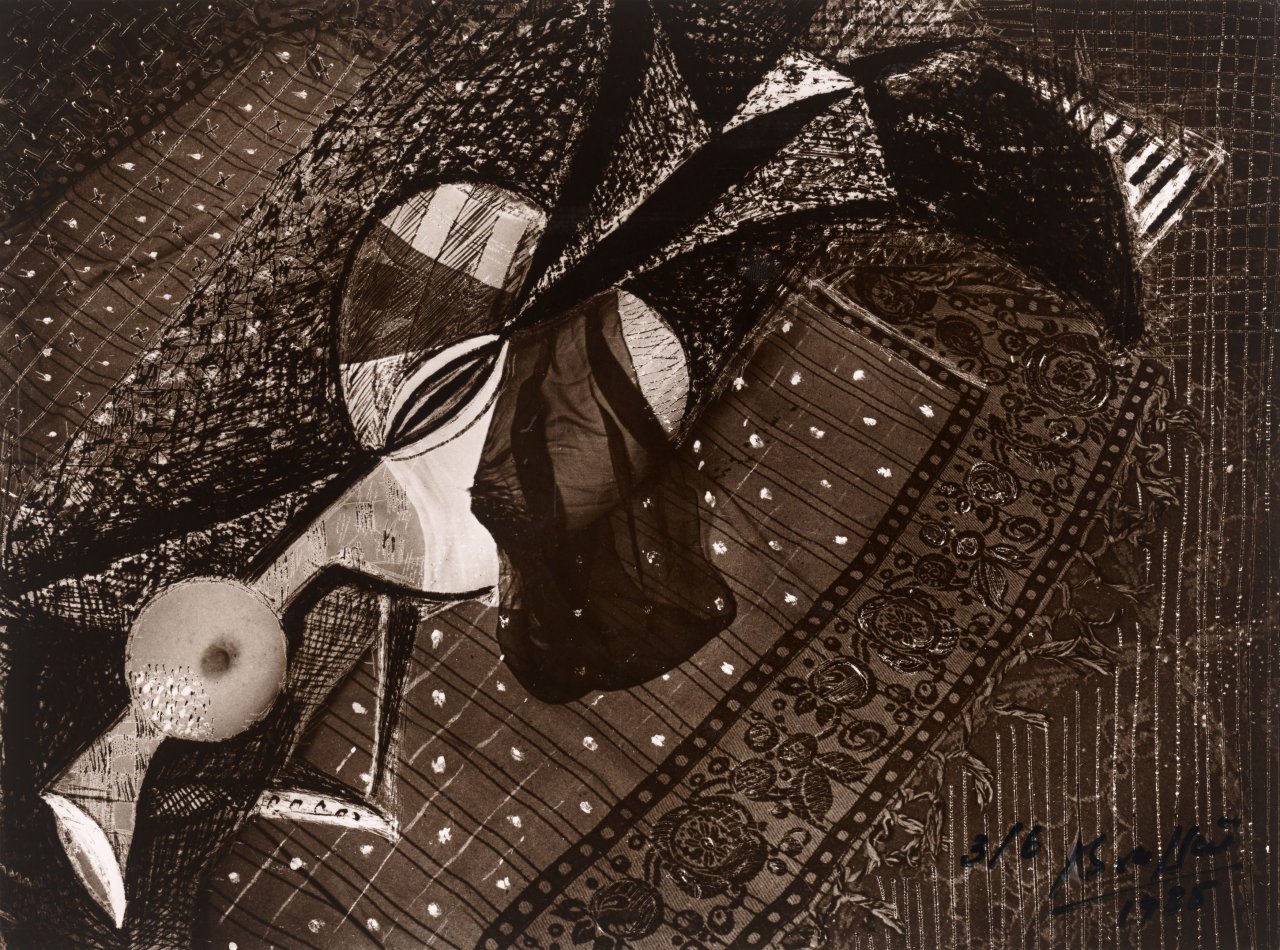 Auf diesem Bild ist das folgende Kunstwerk zu sehen:  Brassaï (d.i. Halász, Gyula). Transmutations: Femme aux voiles. 1934/35.