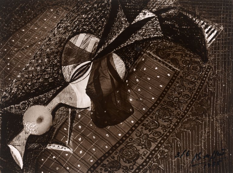 Auf diesem Bild ist das folgende Kunstwerk zu sehen:  Brassaï (d.i. Halász, Gyula). Transmutations: Femme aux voiles. 1934/35.