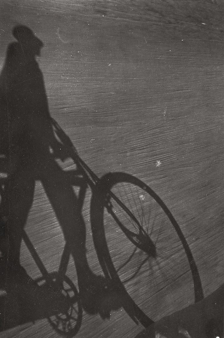 Auf diesem Bild ist das folgende Kunstwerk zu sehen: Imre Kinszki. Ohne Titel (Schattenfigur mit Fahrrad). 1935.