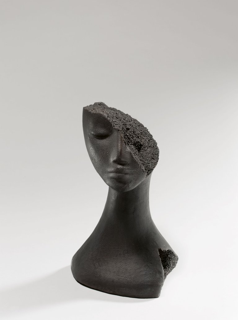 Auf diesem Bild ist das folgende Kunstwerk zu sehen: Kris Martin. „Verdrängungsvertiefung“. 2014.