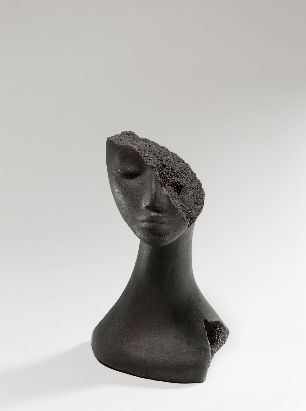 Auf diesem Bild ist das folgende Kunstwerk zu sehen: Kris Martin. „Verdrängungsvertiefung“. 2014.