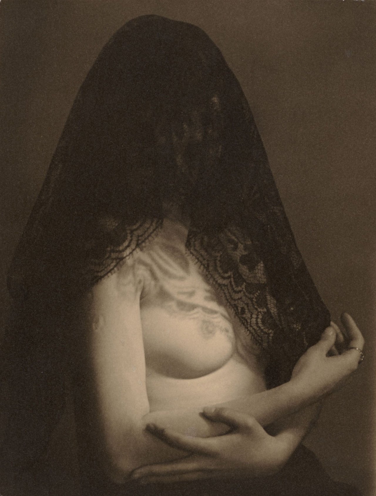 Auf diesem Bild ist das folgende Kunstwerk zu sehen: Josef Ehm. Ohne Titel (Frau mit Schleier). 1946.