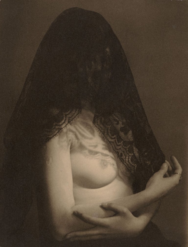 Auf diesem Bild ist das folgende Kunstwerk zu sehen: Josef Ehm. Ohne Titel (Frau mit Schleier). 1946.
