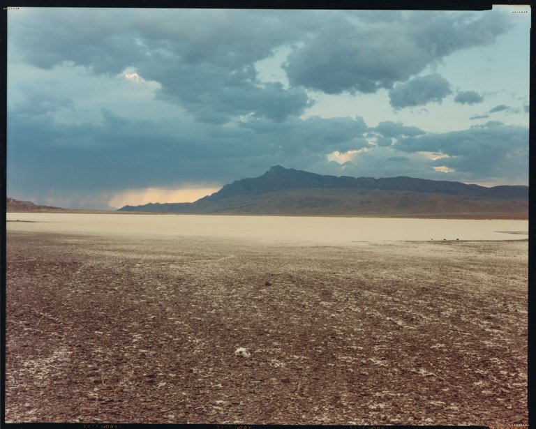 Auf diesem Bild ist das folgende Kunstwerk zu sehen: Richard Misrach. „Skull and Storm“. 1986.