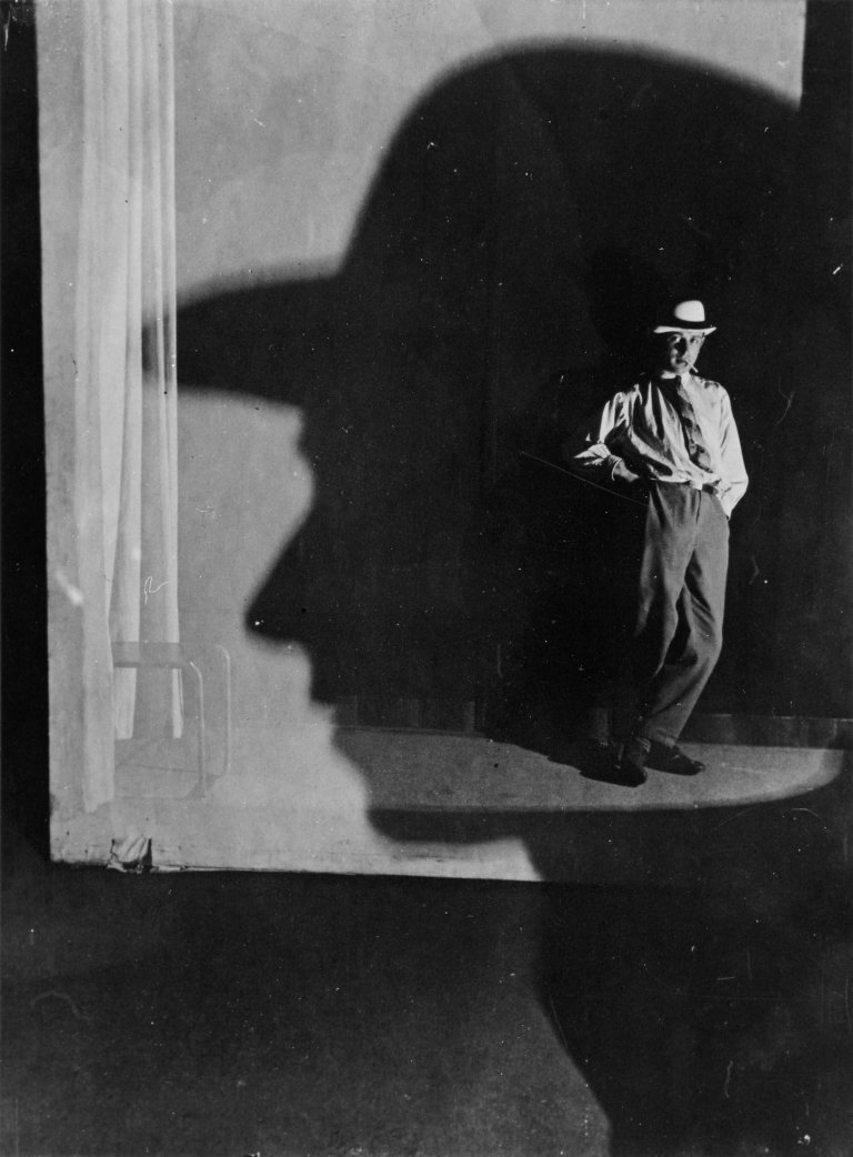 Auf diesem Bild ist das folgende Kunstwerk zu sehen:  Mappenwerk. „Bauhaus Fotografie“. 1927–1934.