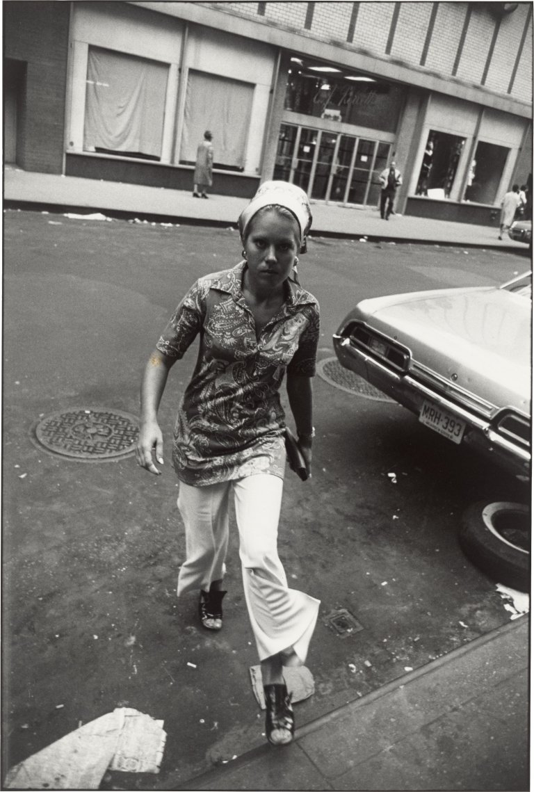 Auf diesem Bild ist das folgende Kunstwerk zu sehen: Garry Winogrand. New York, aus der Serie „Women are Beautiful“, 1960–1975.
