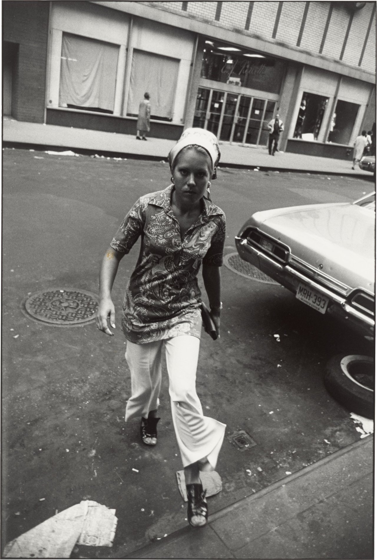 This picture shows the following artwork: Garry Winogrand. New York, from the series ”Women are Beautiful”, 1960–1975.