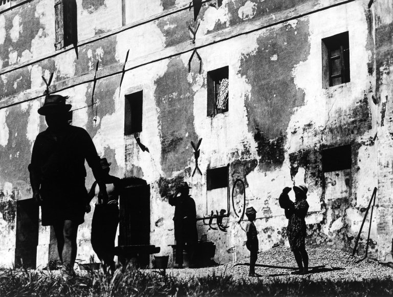 Auf diesem Bild ist das folgende Kunstwerk zu sehen: Mario Giacomelli. Aus der Serie „La buona terra“. 1964–1966. Um 1965.