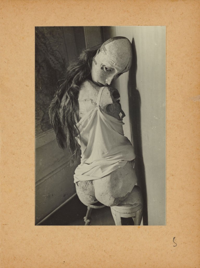 Auf diesem Bild ist das folgende Kunstwerk zu sehen: Hans Bellmer. Buch: La Poupée. 1936.