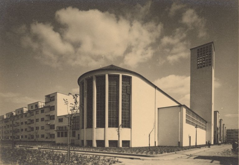 Auf diesem Bild ist das folgende Kunstwerk zu sehen: Werner Mantz. Köln-Kalkerfeld. Kirche St. Petrus Canisius (1931). Architekt: Wilhelm Riphahn. 1931.