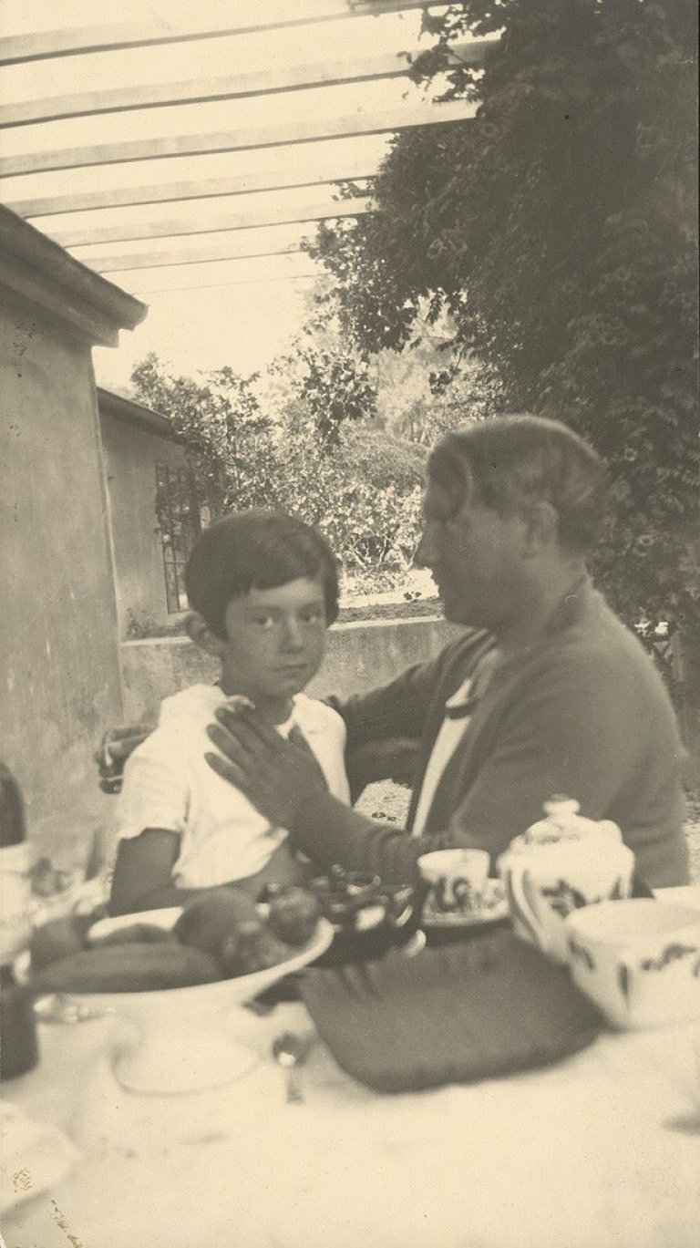 Auf diesem Bild ist das folgende Kunstwerk zu sehen:  Man Ray. Picasso mit seinem Sohn Paulo. 1925–1929.