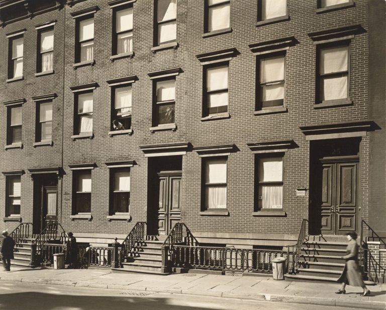 Auf diesem Bild ist das folgende Kunstwerk zu sehen: Berenice Abbott. Oliver St #25–29, Manhattan, New York. 1937.