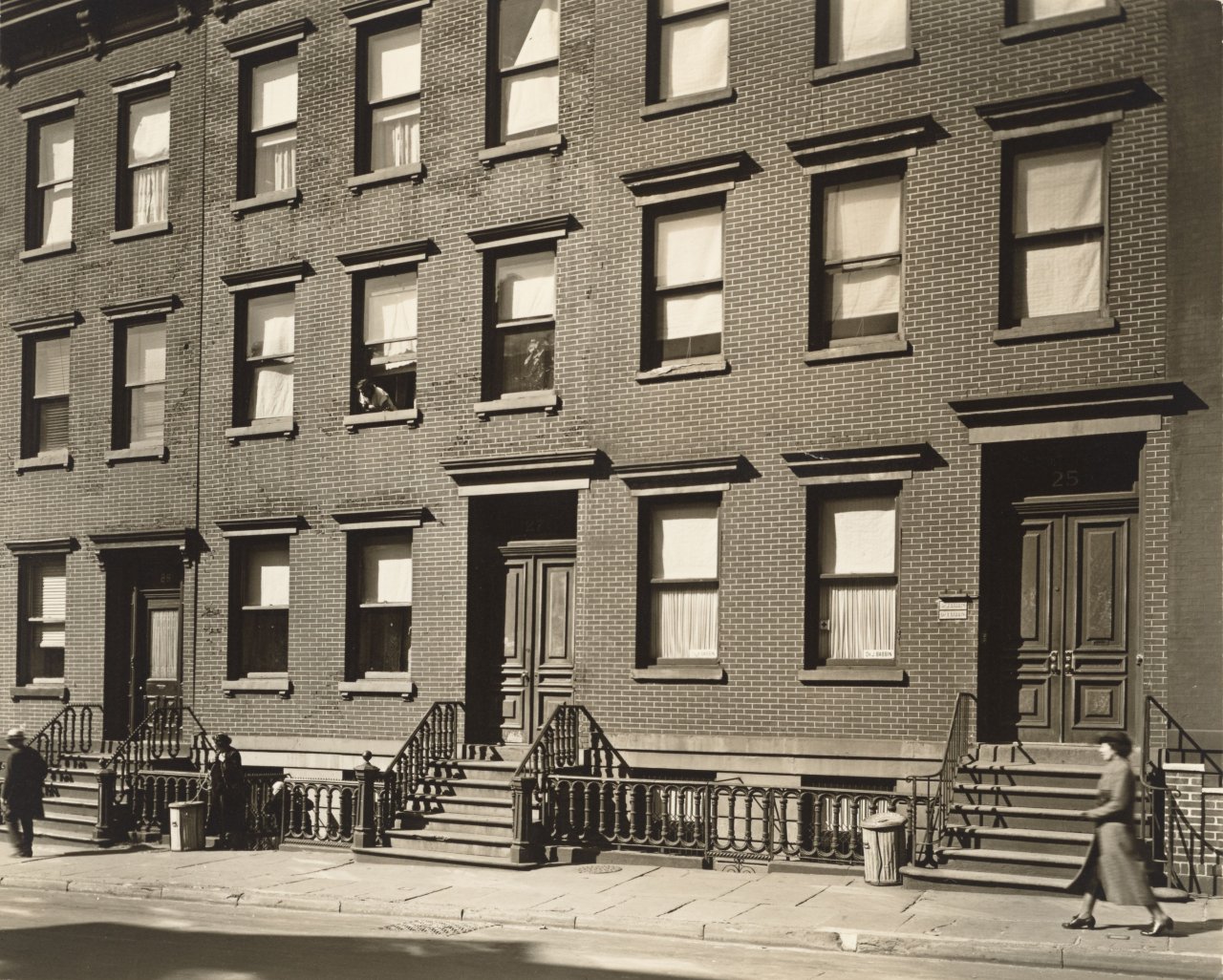 Auf diesem Bild ist das folgende Kunstwerk zu sehen: Berenice Abbott. Oliver St #25–29, Manhattan, New York. 1937.