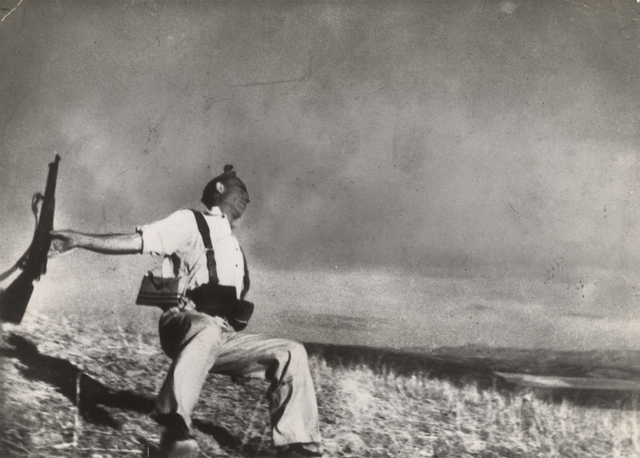 Auf diesem Bild ist das folgende Kunstwerk zu sehen: Robert Capa (d.i. Endre Ernő Friedmann). The Falling Soldier. 1936.