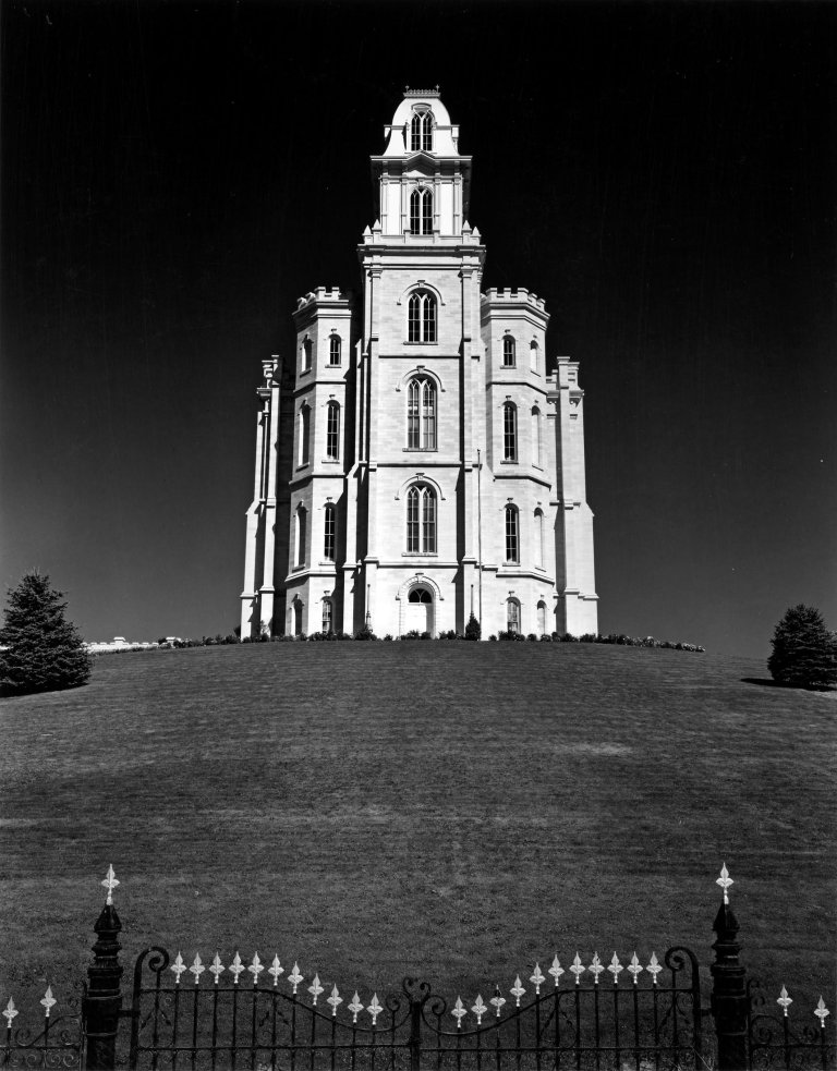 Auf diesem Bild ist das folgende Kunstwerk zu sehen: Ansel Adams. Mormon Temple, Manti, Utah, aus „Portfolio One: Twelve Photographic Prints“. 1948.