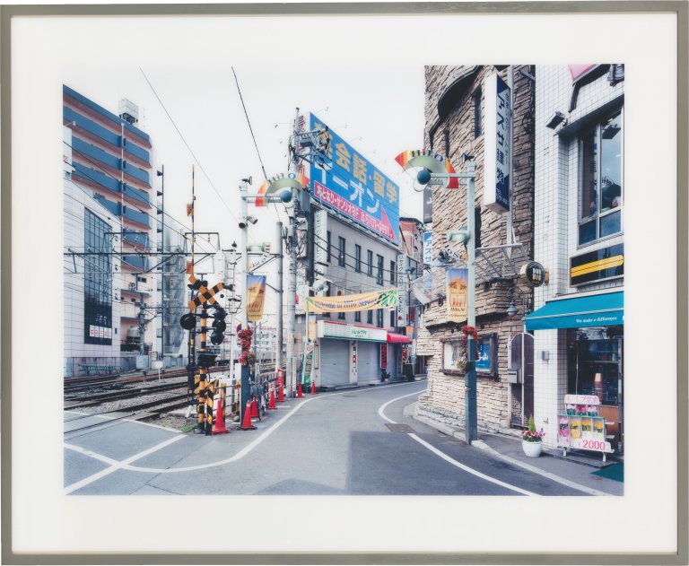 Auf diesem Bild ist das folgende Kunstwerk zu sehen: Thomas Struth. „Hilo Street. Jiyu Gaoka. Tokyo 2003“. 2003.