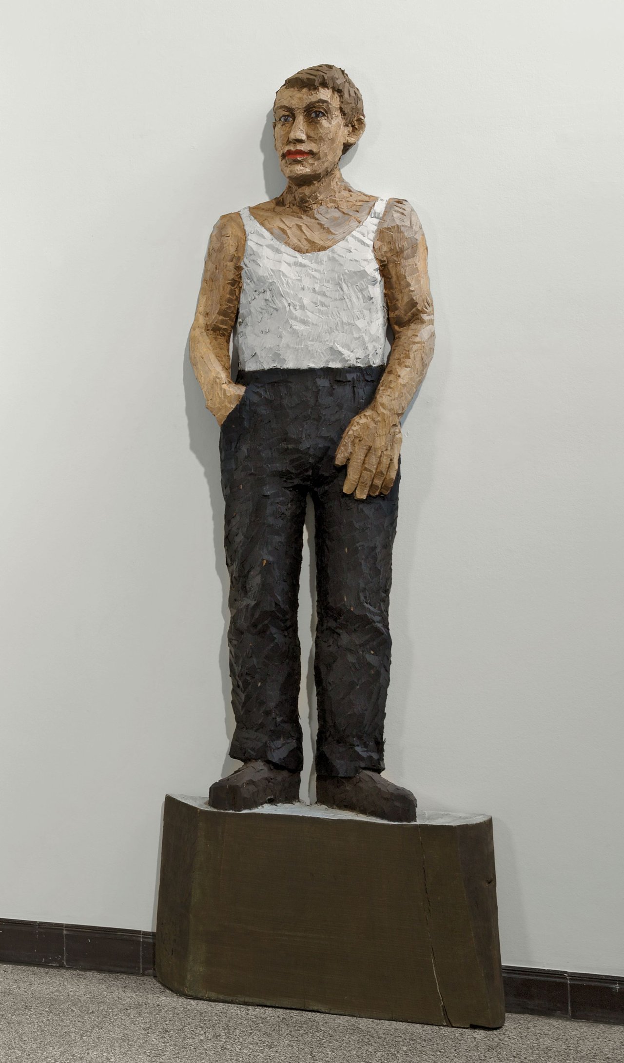 Auf diesem Bild ist das folgende Kunstwerk zu sehen: Stephan Balkenhol. „Große Wandfigur mit schwarzer Hose“. 1997.