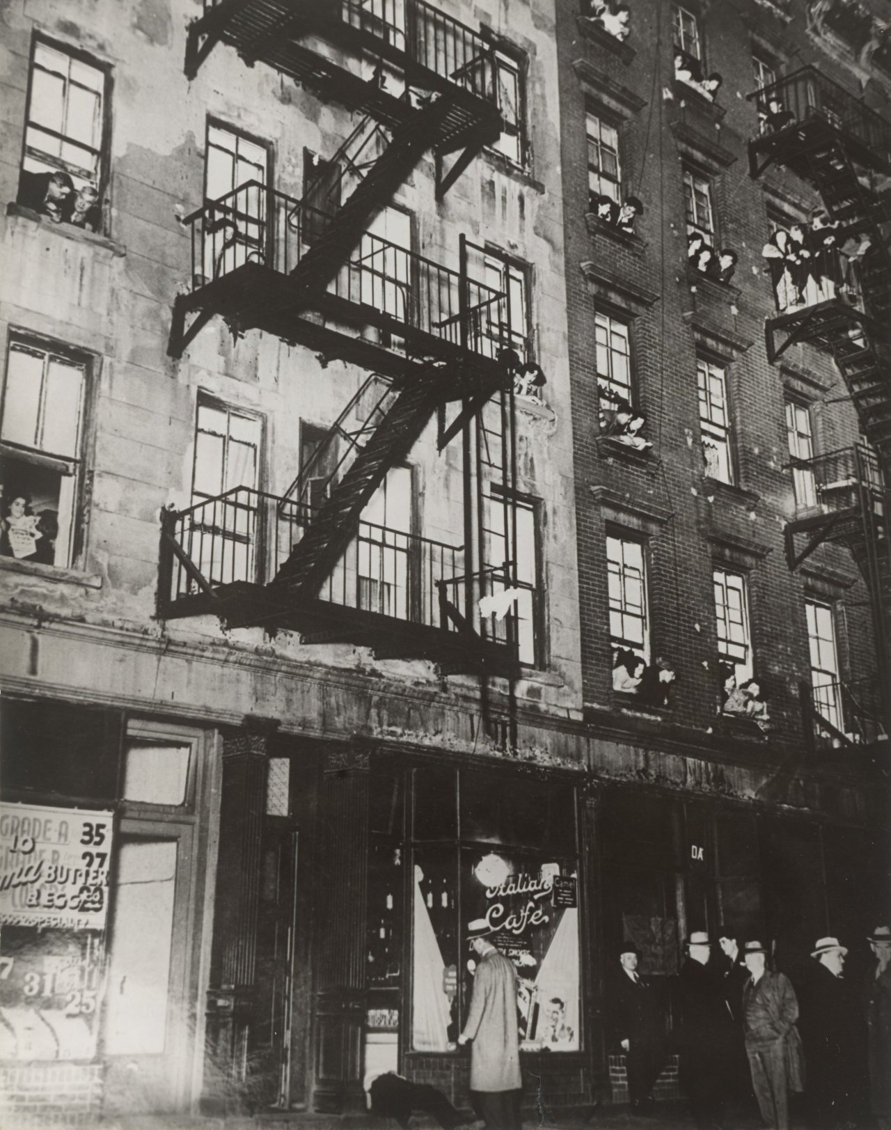 Auf diesem Bild ist das folgende Kunstwerk zu sehen:  Weegee (d.i. Fellig, Arthur H.). Balcony Seats at a Murder. 1939.