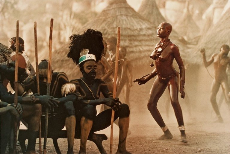 Auf diesem Bild ist das folgende Kunstwerk zu sehen: Leni Riefenstahl. Ohne Titel, aus der Serie „Die Nuba von Kau“. 1975.