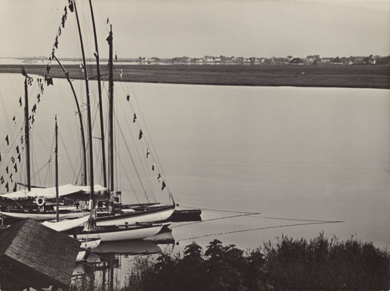 Auf diesem Bild ist das folgende Kunstwerk zu sehen: Aenne Biermann (d.i. Anna Sibylla Sternfeld). „Am Bolten“ / „Fischkutter“. 1930.