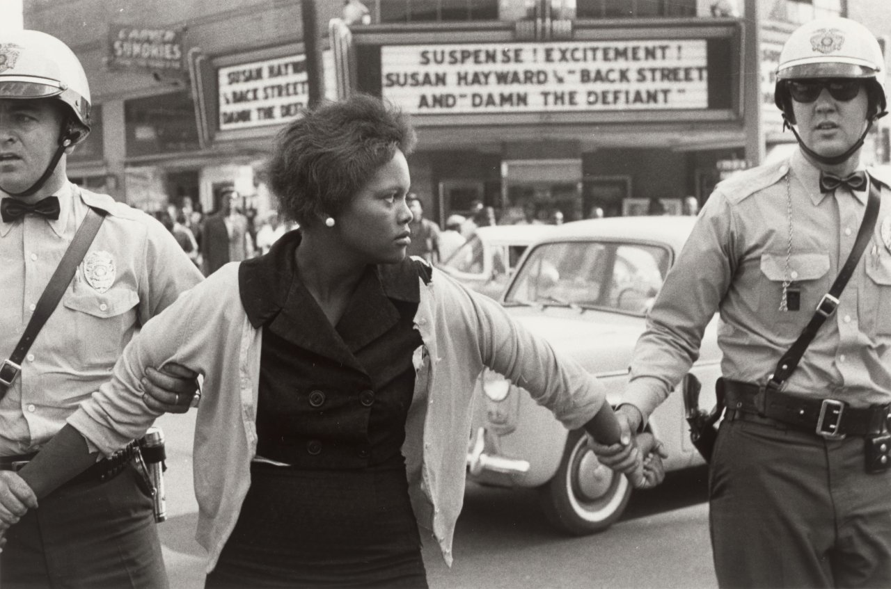 Auf diesem Bild ist das folgende Kunstwerk zu sehen: Bruce Davidson. Arrest of a Demonstrator, Birmingham, Alabama. 1963.