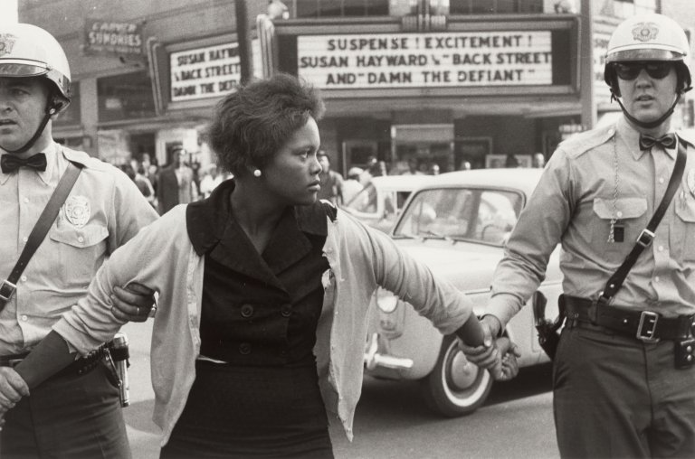 Auf diesem Bild ist das folgende Kunstwerk zu sehen: Bruce Davidson. Arrest of a Demonstrator, Birmingham, Alabama. 1963.