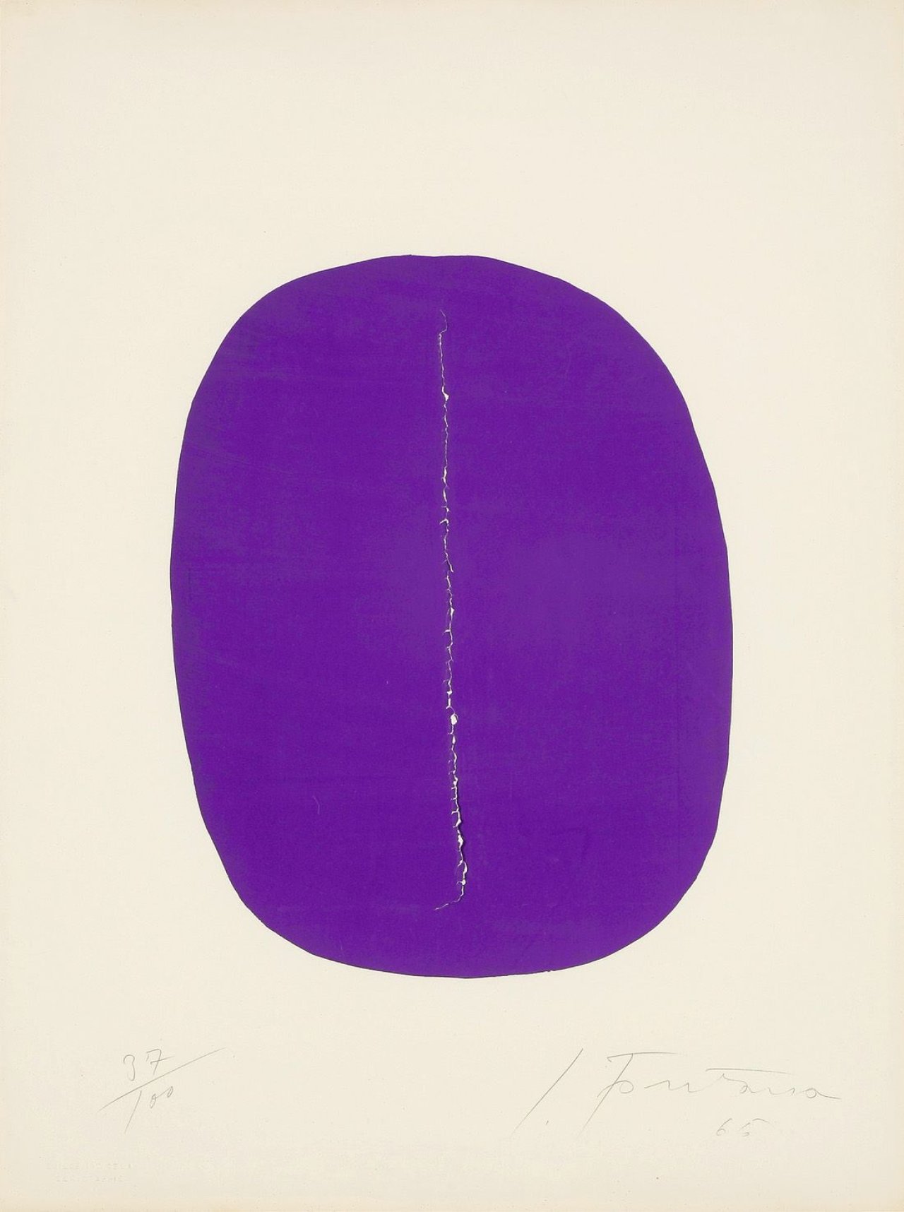 Auf diesem Bild ist das folgende Kunstwerk zu sehen: Lucio Fontana. „Concetto Spaziale (Ovale violet avec fente)“. 1965.