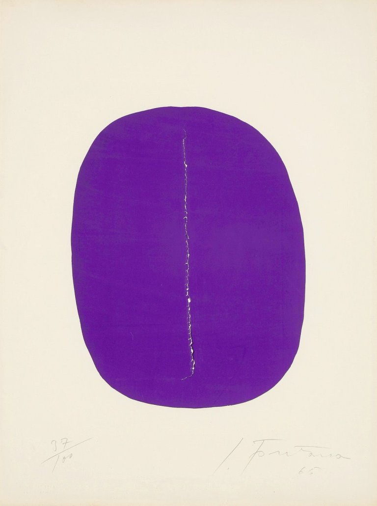 Auf diesem Bild ist das folgende Kunstwerk zu sehen: Lucio Fontana. „Concetto Spaziale (Ovale violet avec fente)“. 1965.