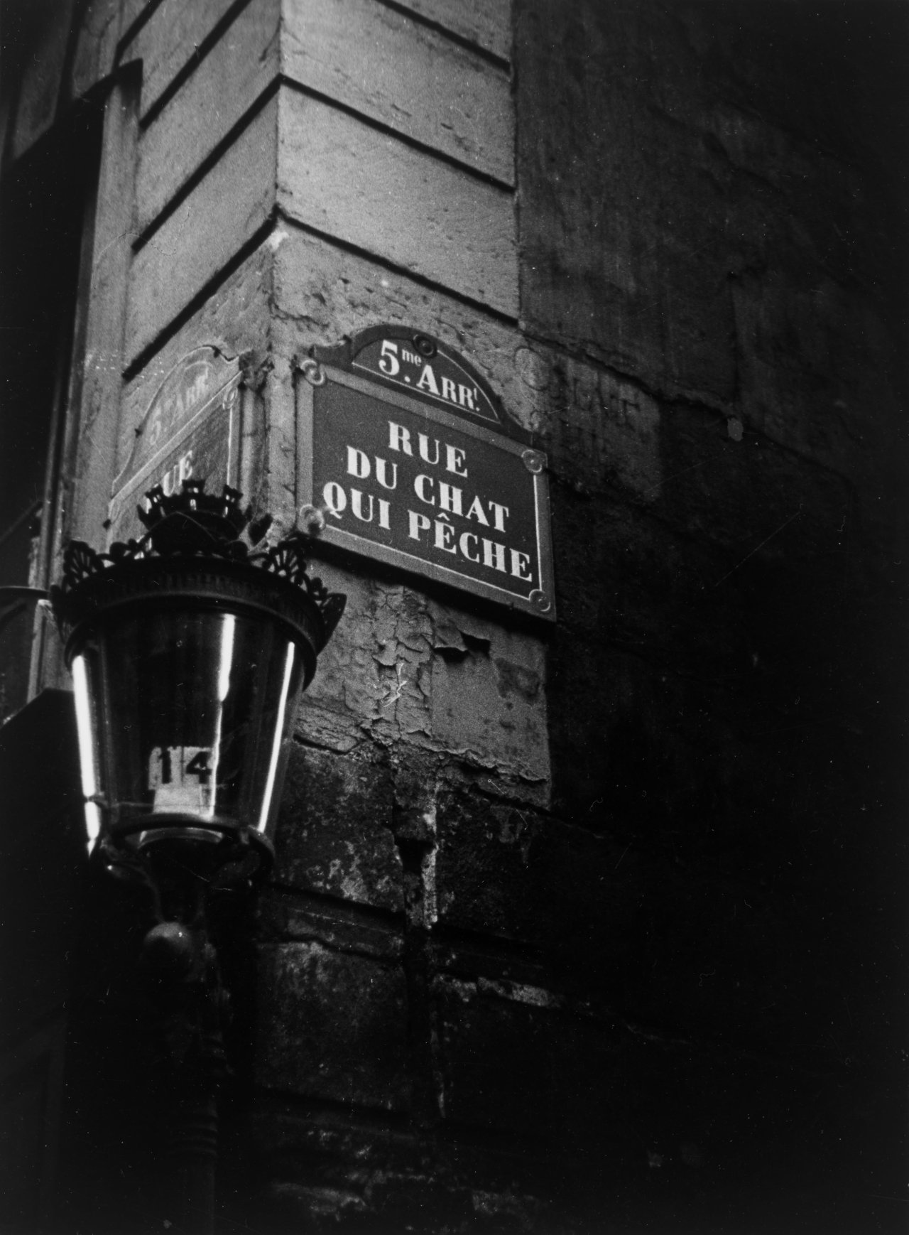 Auf diesem Bild ist das folgende Kunstwerk zu sehen: Robert Doisneau. Paris la nuit. Rue du chat qui pêche. 1950.