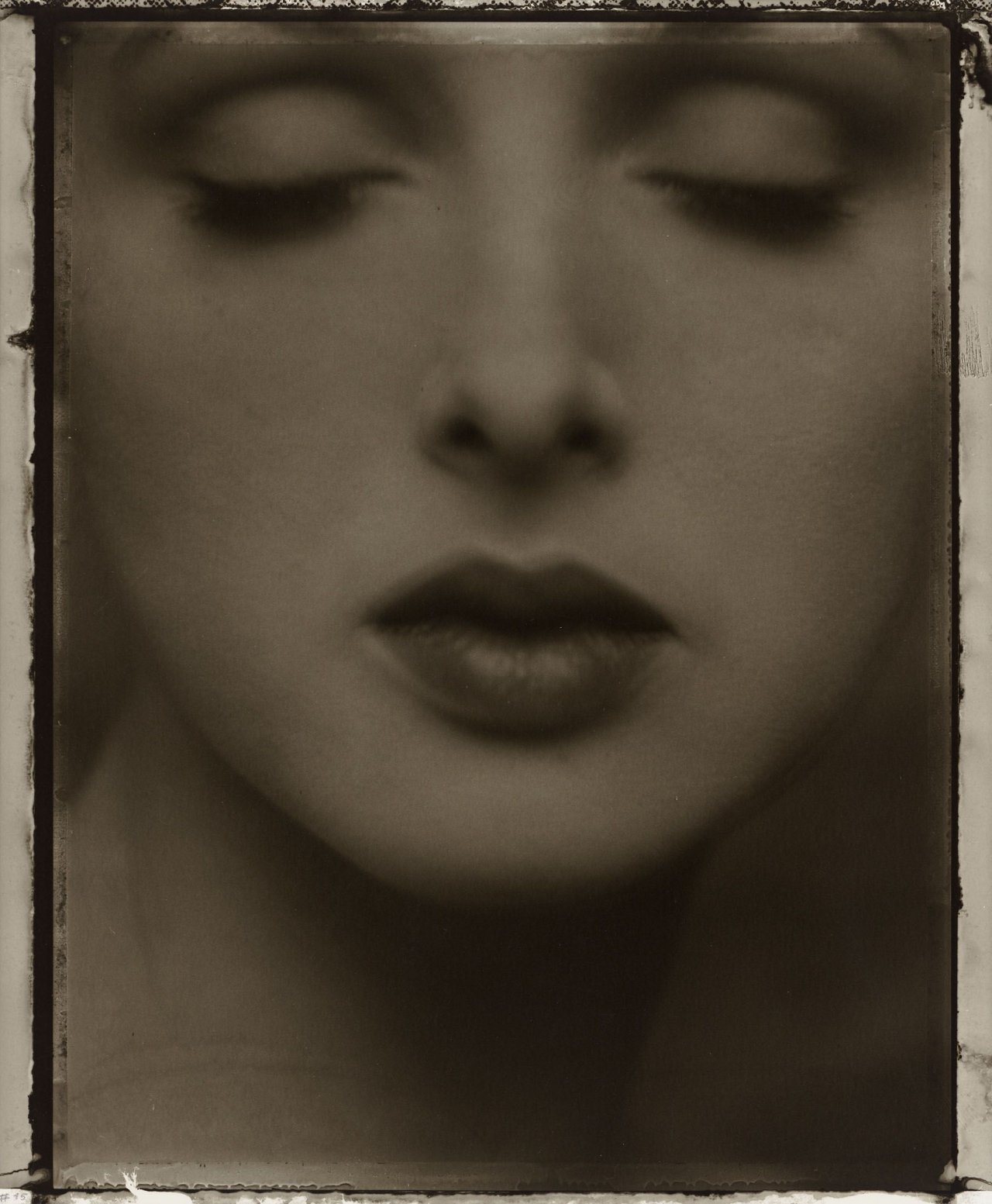 Auf diesem Bild ist das folgende Kunstwerk zu sehen: Sarah Moon (d.i. Hadengue, Marielle). „Yael Raich“. 1993.