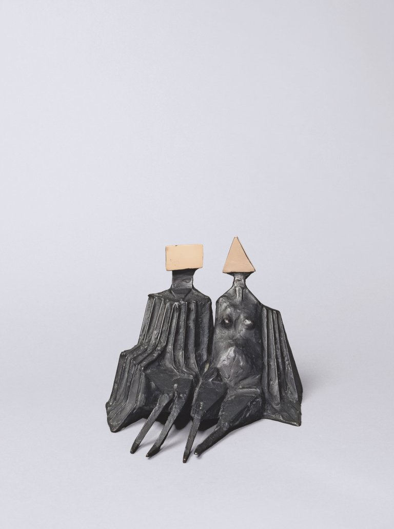 Auf diesem Bild ist das folgende Kunstwerk zu sehen: Lynn Chadwick. „Sitting Couple“. 1973.