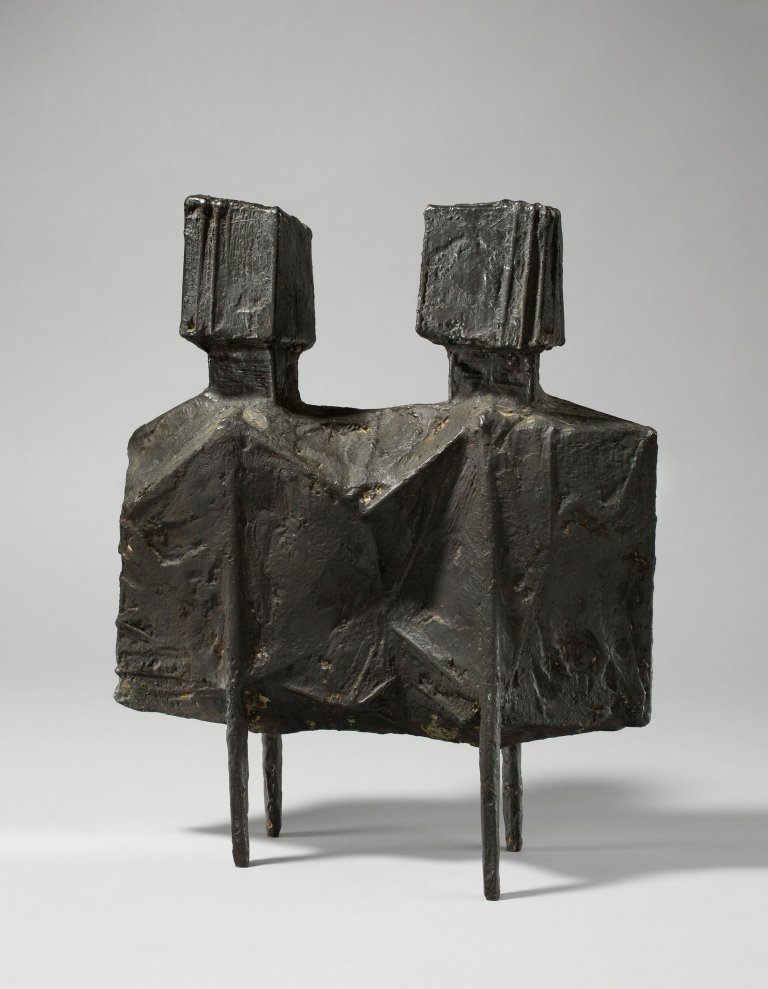 Auf diesem Bild ist das folgende Kunstwerk zu sehen: Lynn Chadwick. „Maquette IV two watchers V“. 1967.