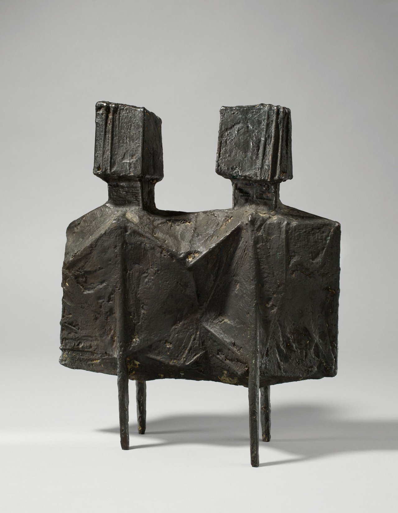 Auf diesem Bild ist das folgende Kunstwerk zu sehen: Lynn Chadwick. „Maquette IV two watchers V“. 1967.