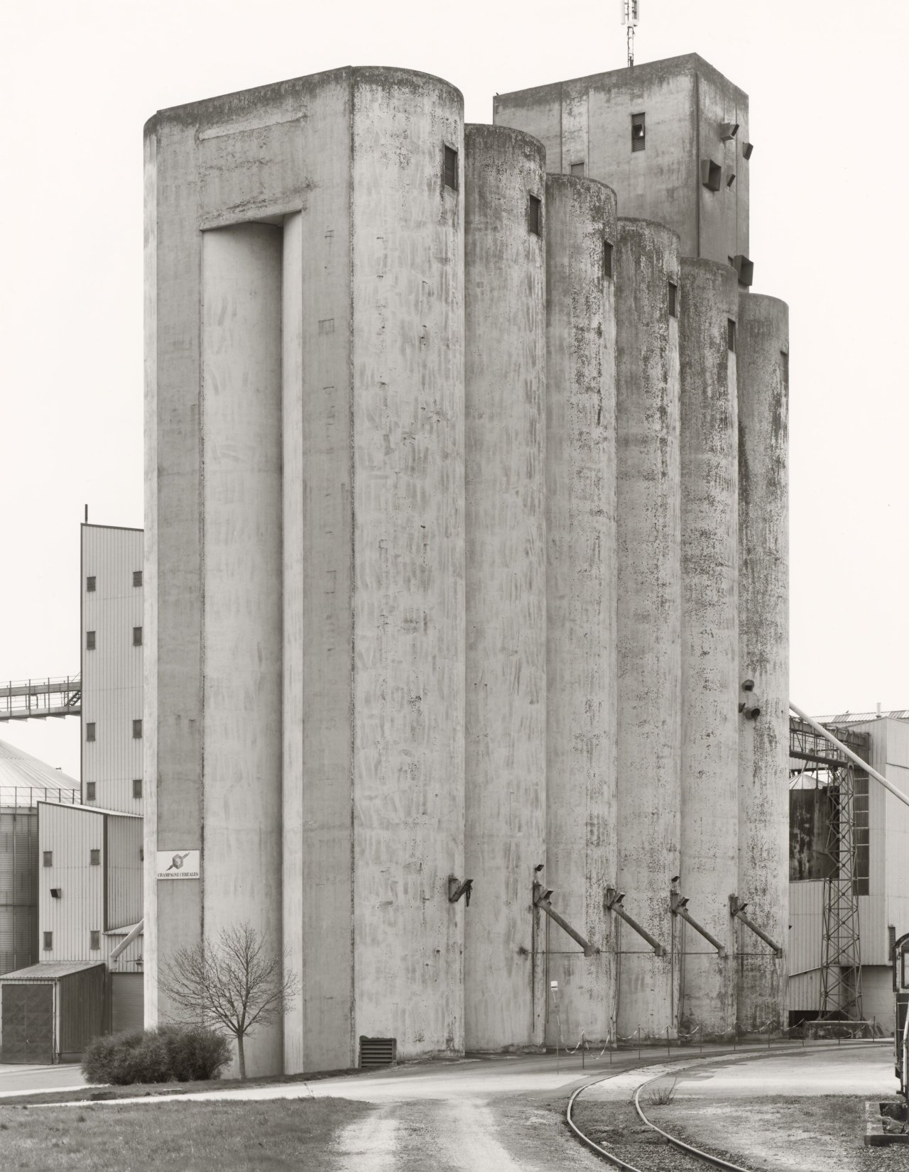 Auf diesem Bild ist das folgende Kunstwerk zu sehen: Bernd und Hilla Becher (Siegen 1931 - 2007 Rostock / Potsdam 1934 - 2015 Düsseldorf). „GRAIN ELEVATOR. FÉRE-CHAMPENOISE, F“. 2006.