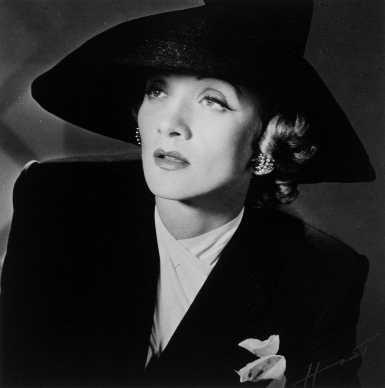 Auf diesem Bild ist das folgende Kunstwerk zu sehen: Horst P. Horst (d.i. Horst Paul Albert Bohrmann). Marlene Dietrich. 1942.